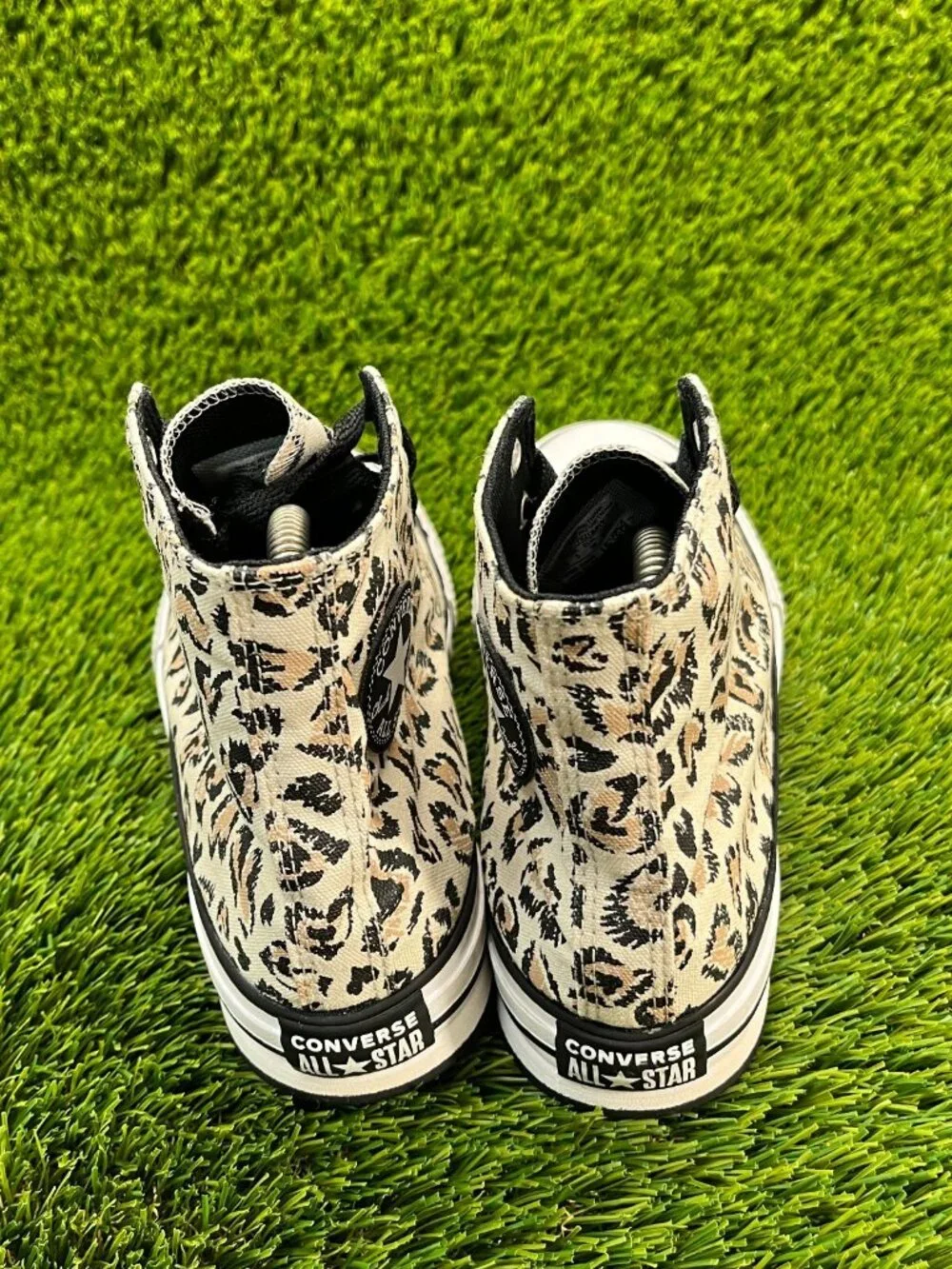 Converse feel close present